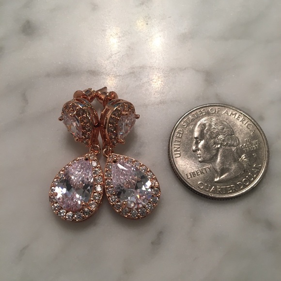 Rose gold drop pear cut earrings - Picture 4 of 4